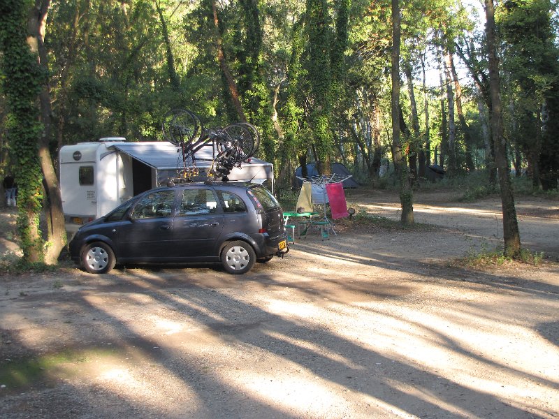 camping lair du vivre.jpg - Onze eerste camping in de Provence ligt in Chateauneuf du Pape. Camping L'art de Vivre is echter een tegenvaller. Geen mooie kampeerplekjes, oud sanitair en een deel van de camping word ingenomen door seizoensarbeiders die op de wijnvelden werken. Na één nacht houden we deze camping dan ook voor gezien.